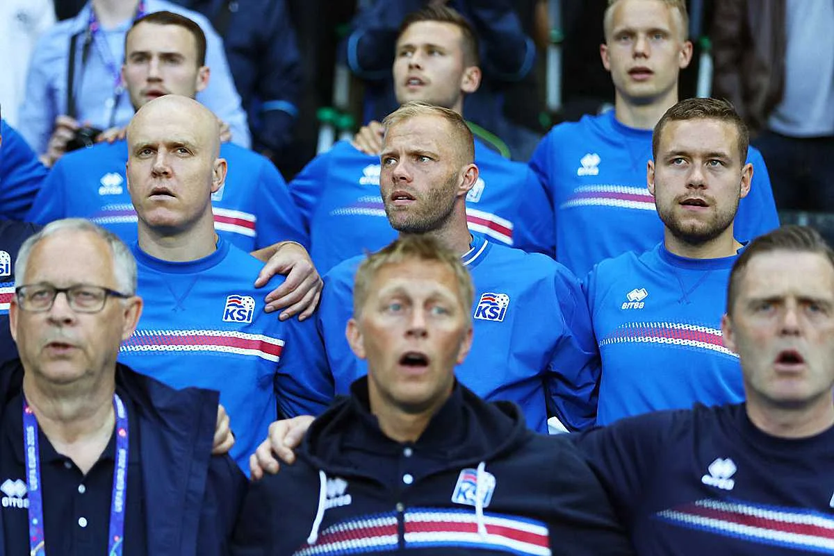 Гудьонсен (в центре) не обращает внимания на Роналду / фото Getty Images