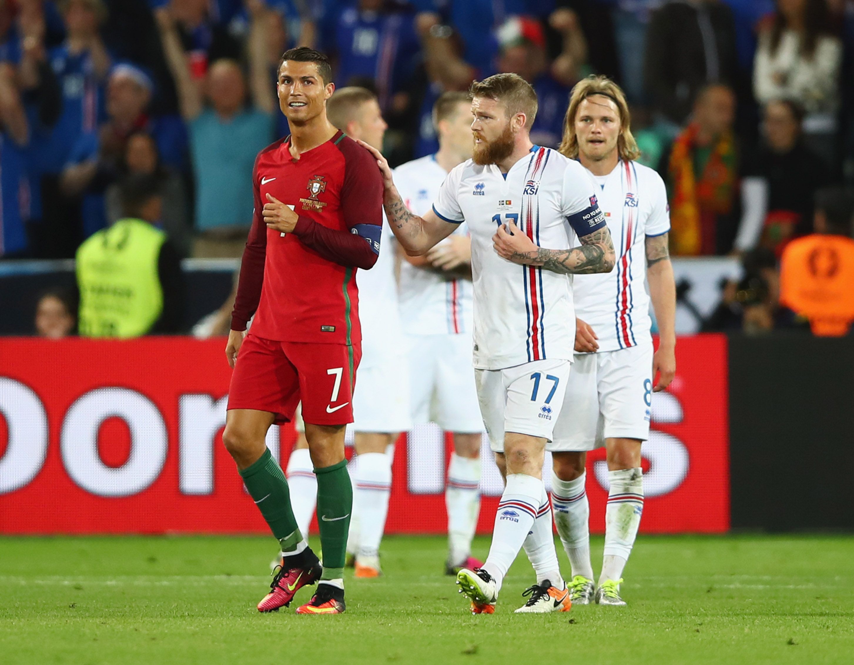 Гуннарсон просит футболку у Роналду / Getty Images