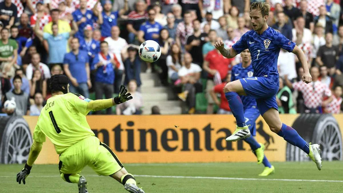 Ракитич забивает Чеху / Getty Images