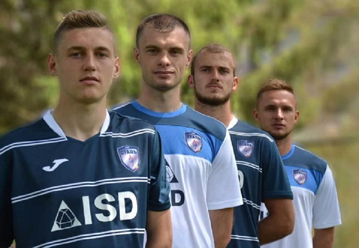 Гравці "Сталі" у формі з новим логотипом клубу / фото ФК "Сталь"