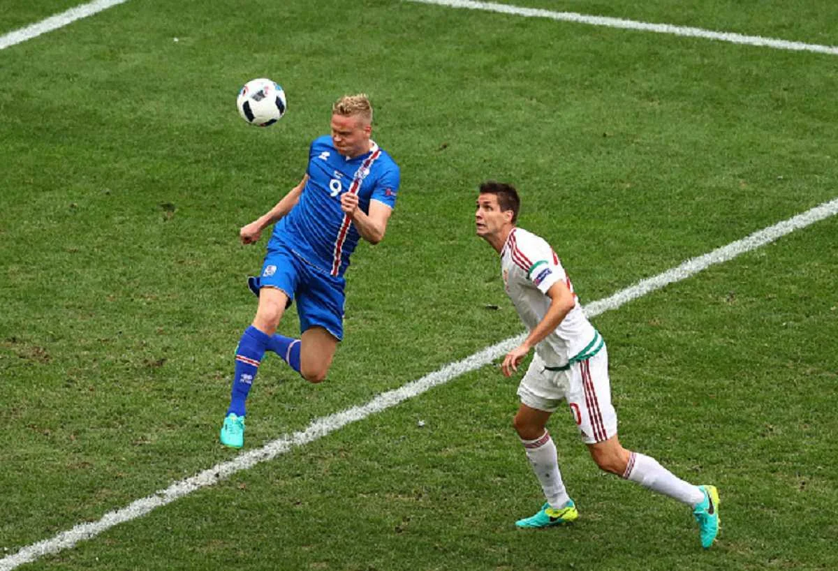 Сигторссон пробивает по воротам Венгрии / Getty Images