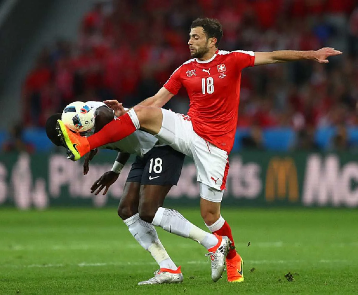 Адмір Мехмеді у матчі проти Франції / Getty Images