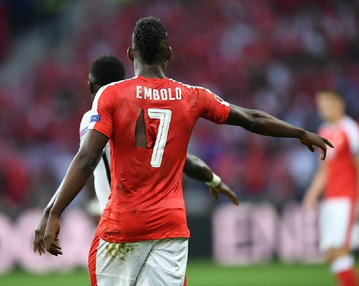 Футболка Эмболо не выдержала напряжения / Getty Images