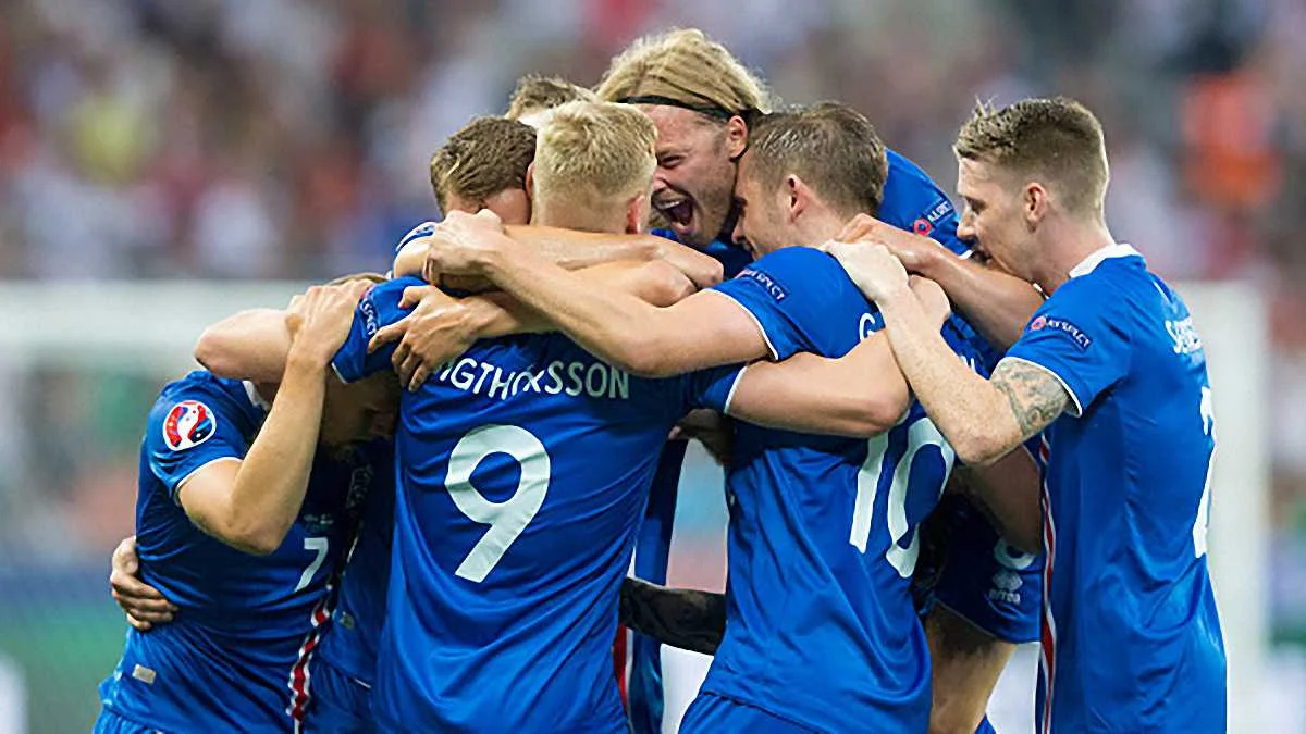 Національна збірна Ісландії святкує перемогу над Англією / Getty Images