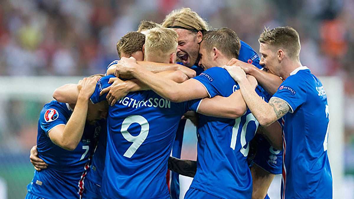 Національна збірна Ісландії святкує перемогу над Англією / Getty Images