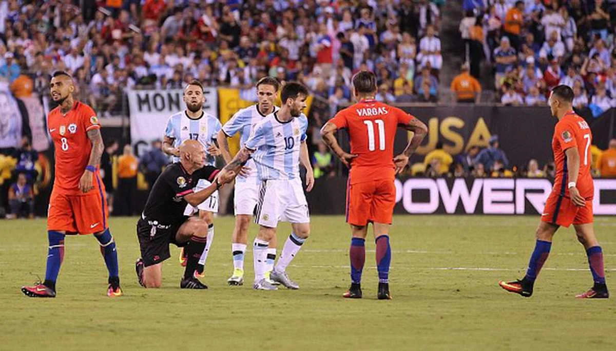 Рефері просить Мессі допомоги піднятись / фото Getty Images