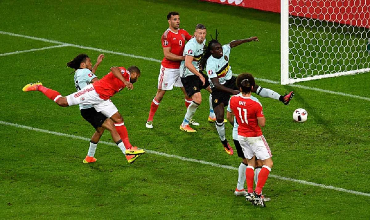 Вільямс забиває перший гол Уельсу в матчі / Getty Images
