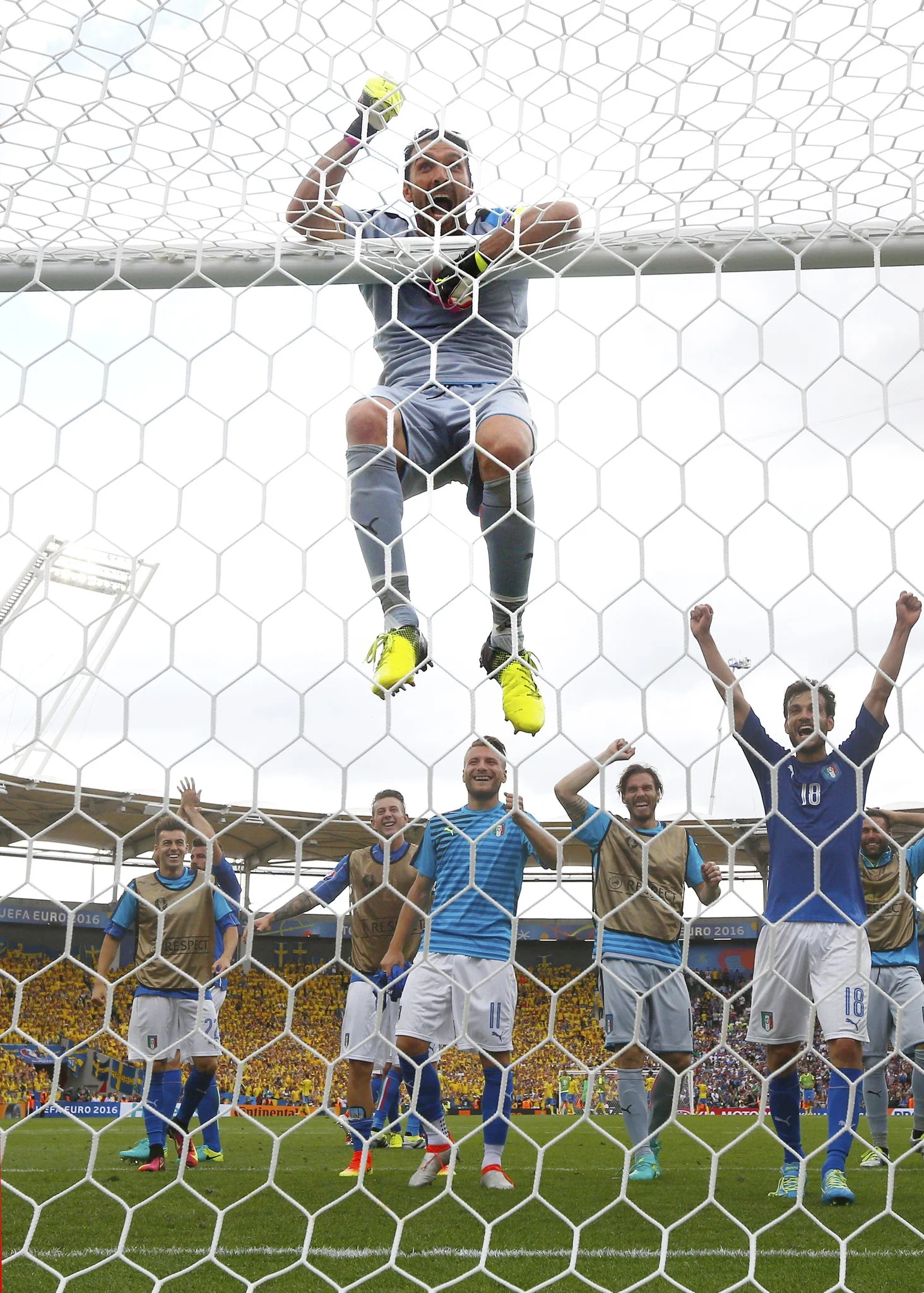 Джанлуиджи Буффон празднует "сухую" победу / фото УЕФА