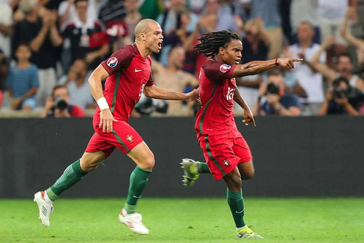 Ренату Санчес убегает от Пепе, празднуя свой первый гол / фото Getty Images