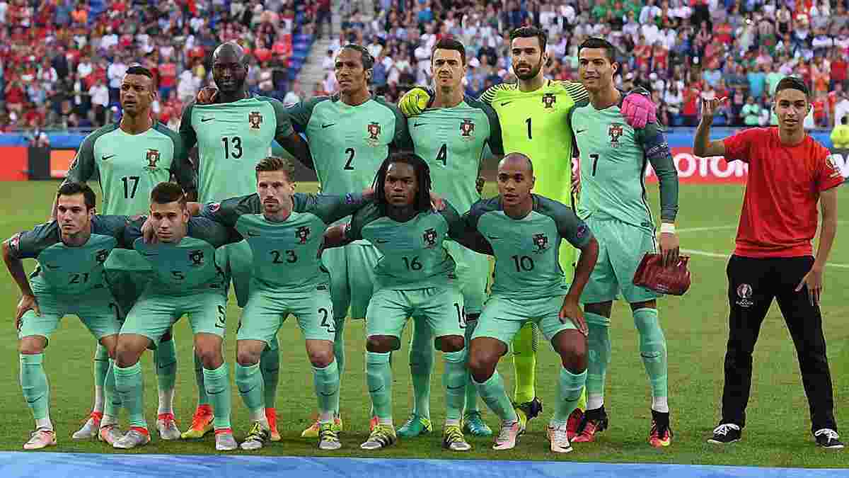 Болл-бой принял участие в командном фото сборной Португалии