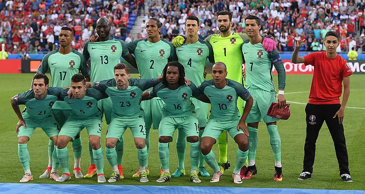 Сборная Португалии и болл-бой / Getty Images