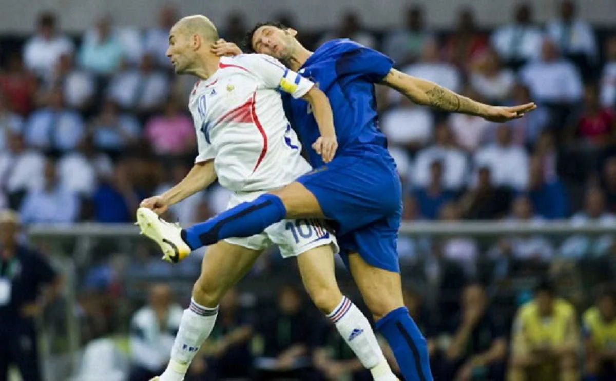 Зідан та Матерацці у боротьбі за м'яч / Getty Images