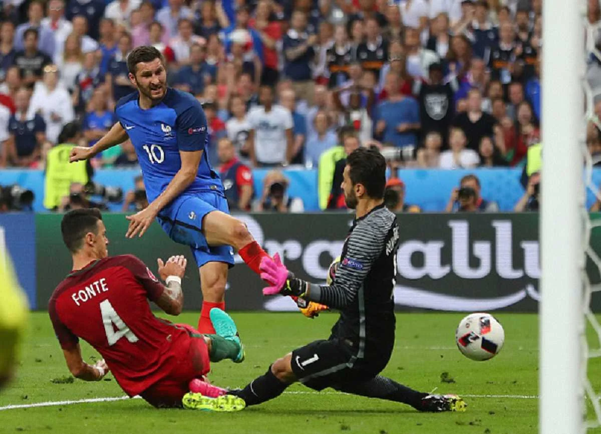 Жиньяк попал в штангу / Getty Images