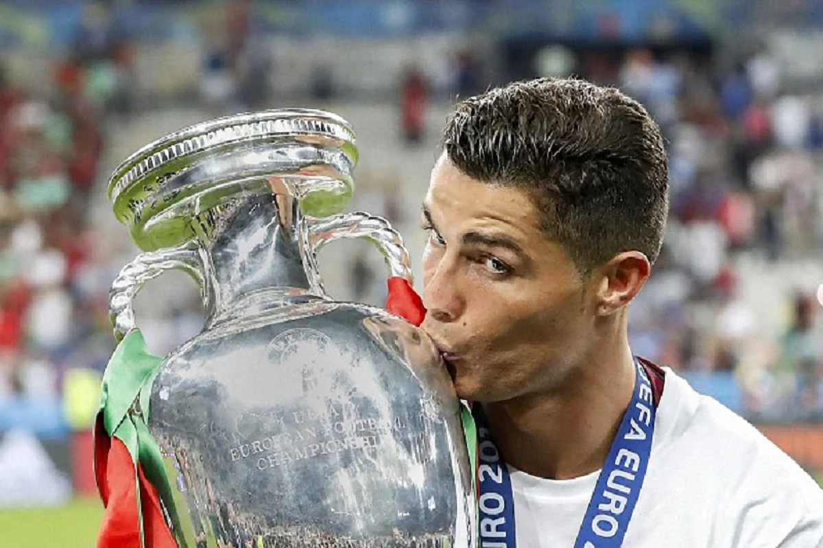 Роналду з омріяним кубком / Getty Images