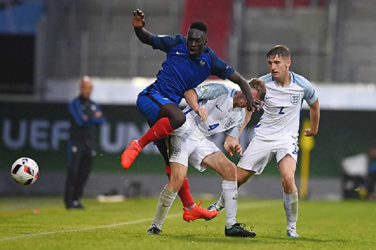 Борьба за мяч в матче / Getty Images