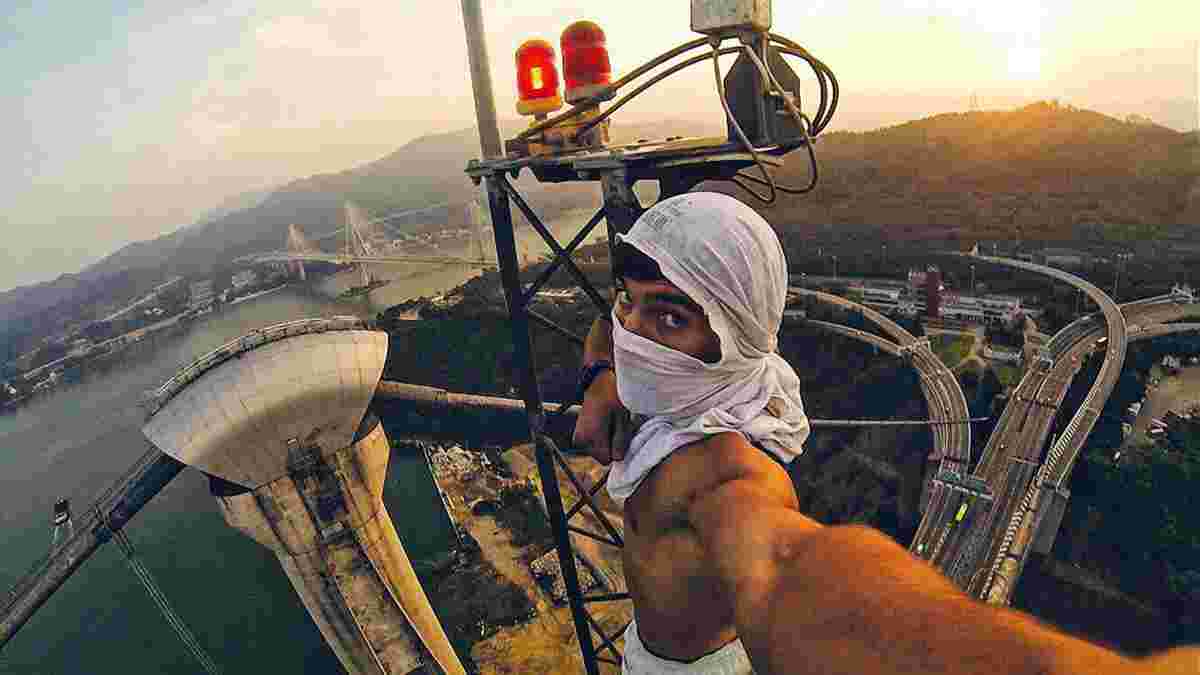 Экстремал поддержал "Днепр", взобравшись на самый высокий мост мира