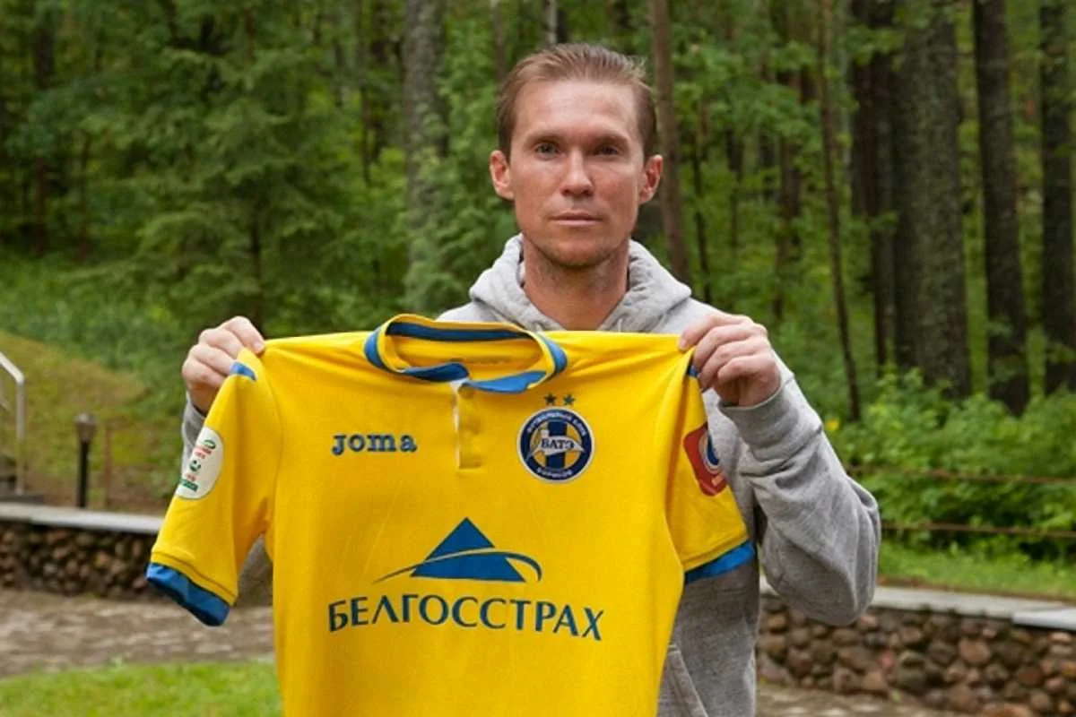 Глєб позує зі старою-новою футболкою / фото ФК БАТЕ