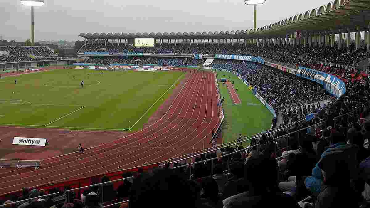 На футбольному стадіоні у Японії з'явились величезні сліди Годзілли