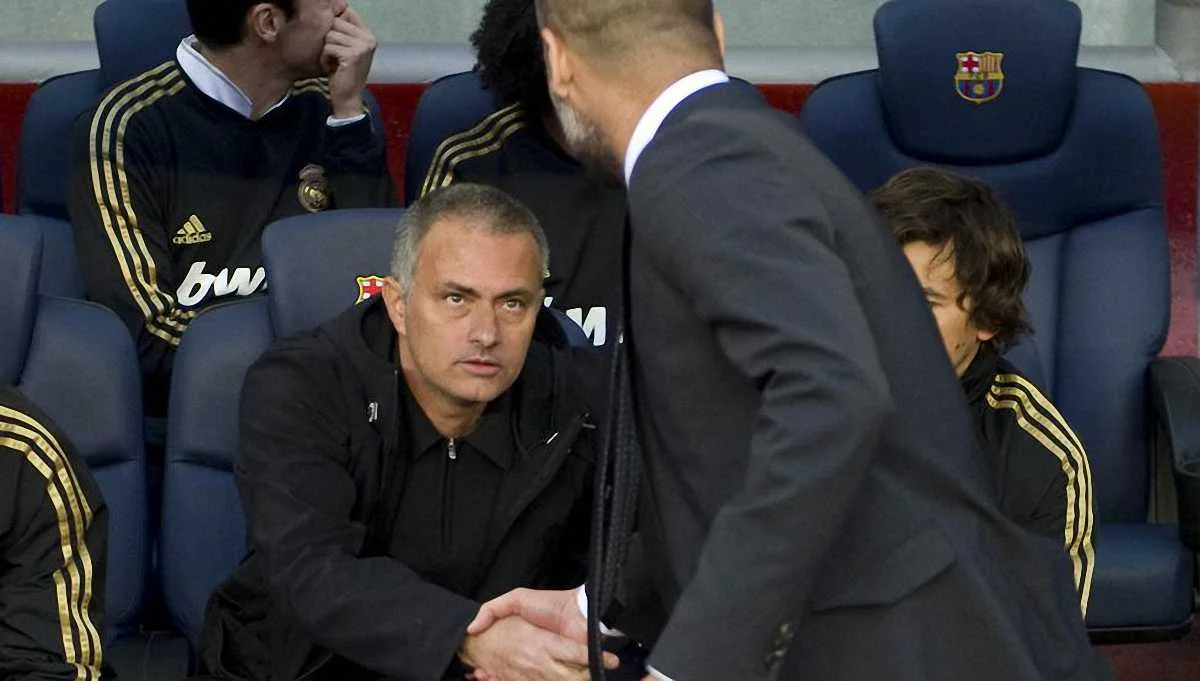 Гвардиола жмет руку Моуринью / Mundo Deportivo