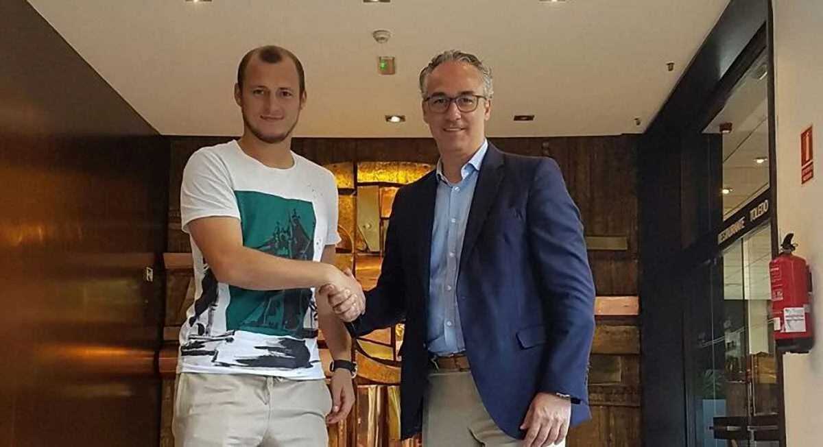 Зозуля и спортивный директор "Бетиса" Мигель Торресилья / фото ФК "Бетис"