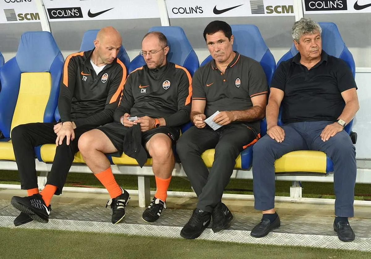 Рогич (крайний слева) в донецком штабе Луческу / фото ФК "Шахтер"