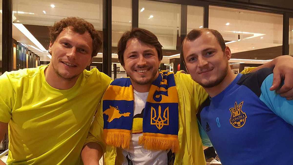 Сергій Притула з гравцями збірної України / Facebook