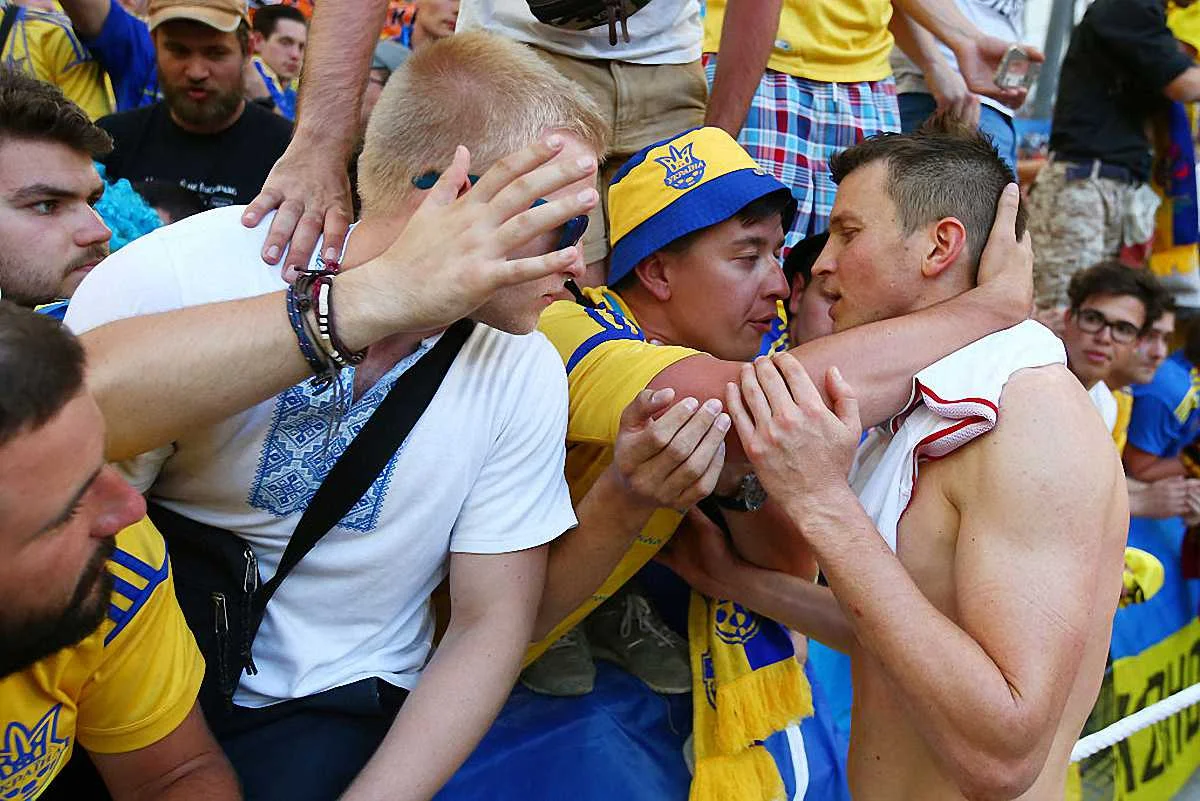 Ротань в объятиях фанатов после последнего матча Украины на Евро-2016 / фото Getty Images