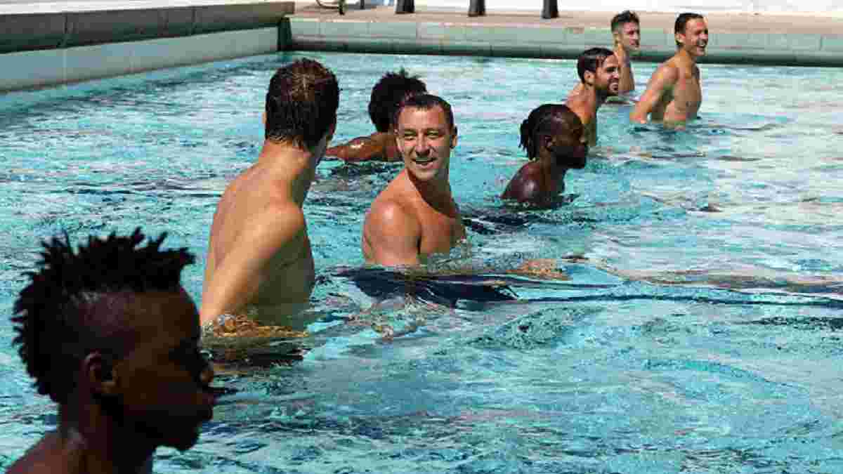 Як гравці "Челсі" влаштували справжнє змагання у басейні