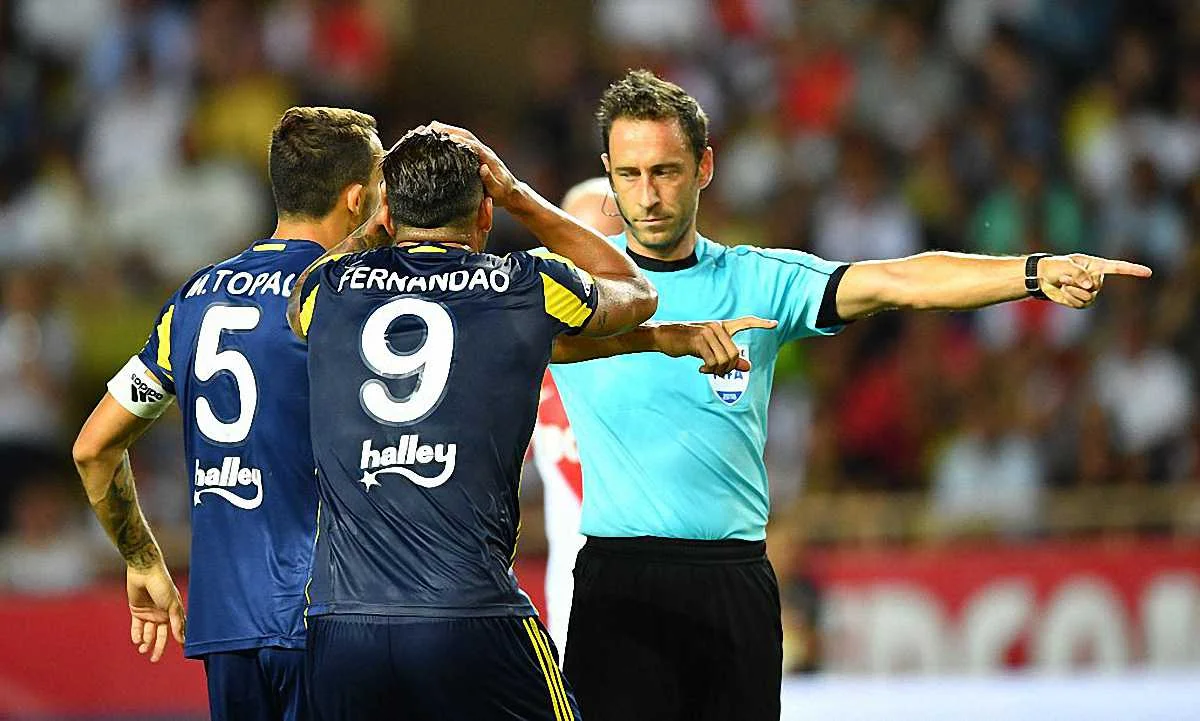 Арбітр вказує на виліт "Фенера" / фото Getty Images