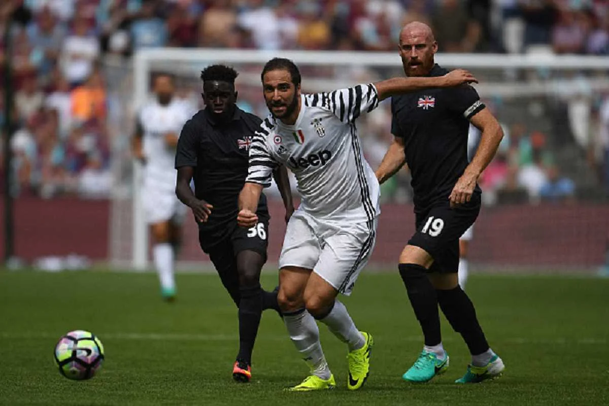 Гонсало Игуаин в матче с "Вест Хэмом" / Getty Images