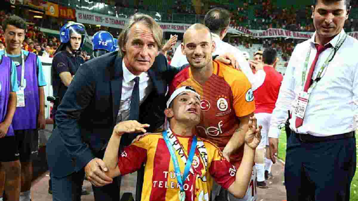 Снейдер подарил медаль победителя Суперкубка Турции болельщику – появились эмоциональные фото