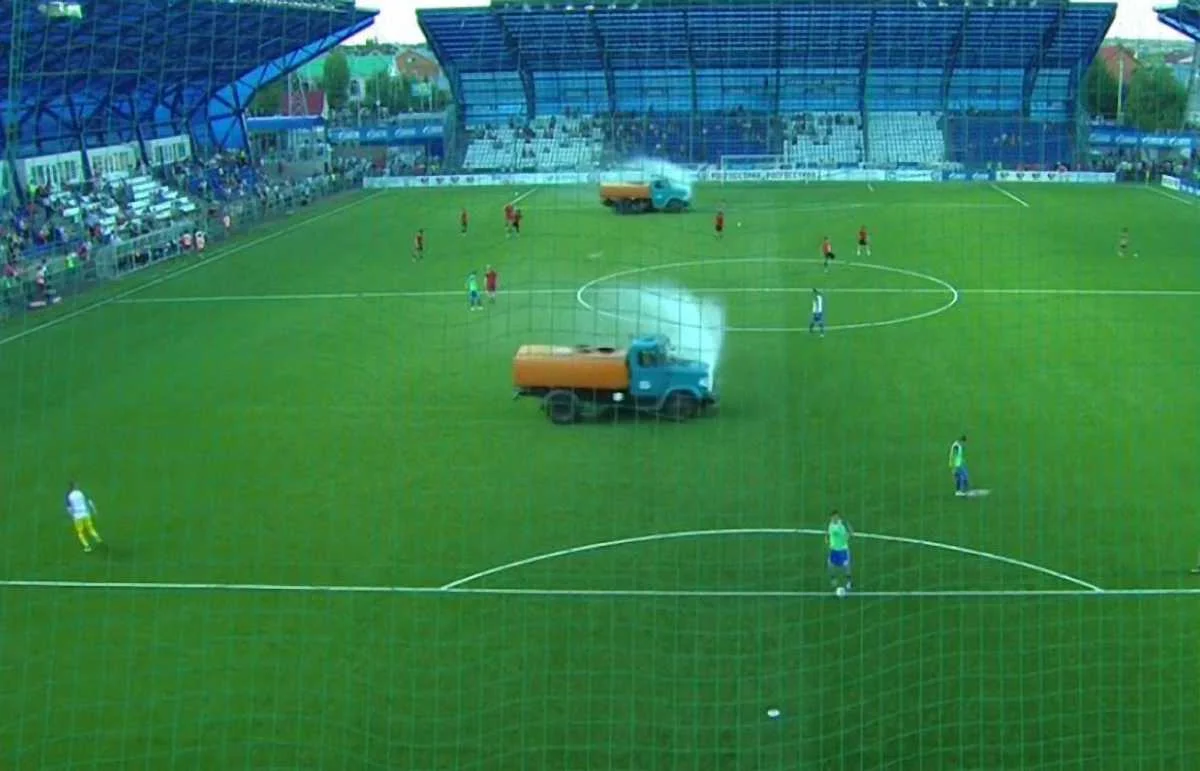 "Оренбург" використовує вантажівки для поливу газону