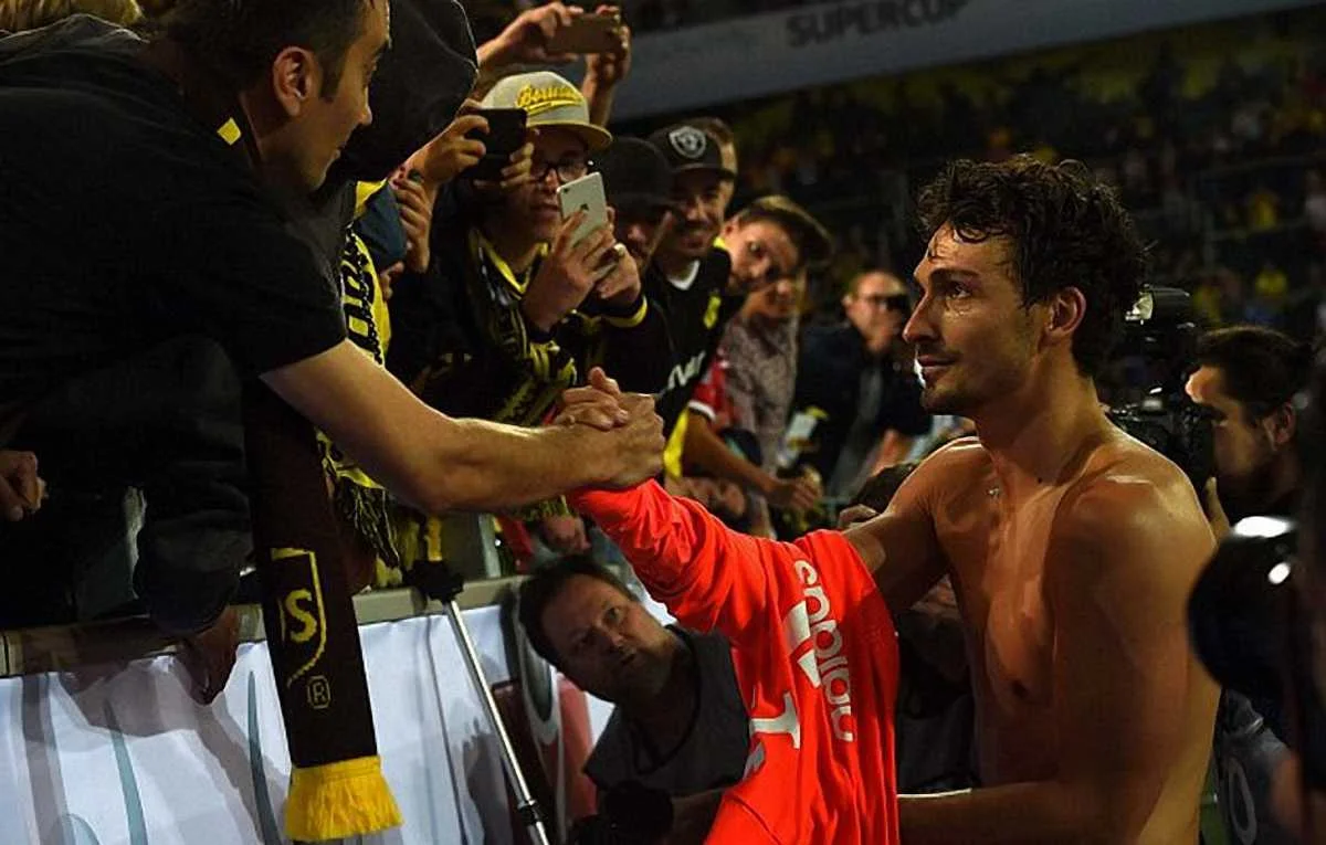 Матс Хуммельс з фанатами Дортмунда / фото Getty Images