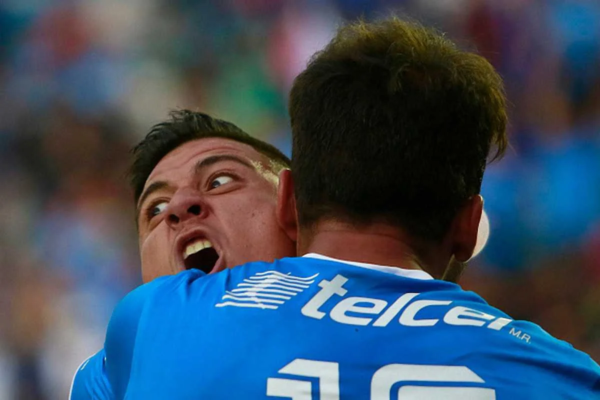 Кристальдо в объятиях партнера / фото из соцсетей