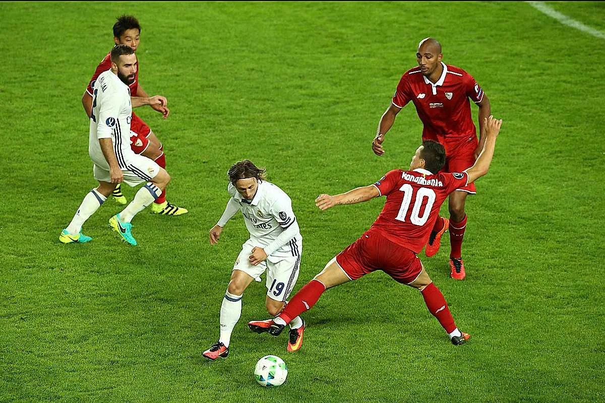 Коноплянка проти Модріча у матчі за Суперкубок УЄФА/ фото Getty Images