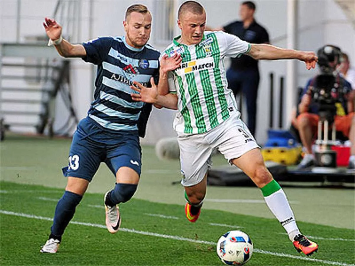 Боротьба за м'яч у матчі / Фото ФК "Карпати"