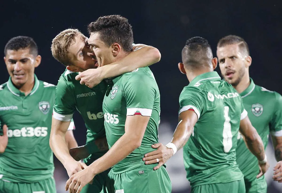 Пластун (другий зліва) обіймається з партнером / фото ФК "Лудогорець"