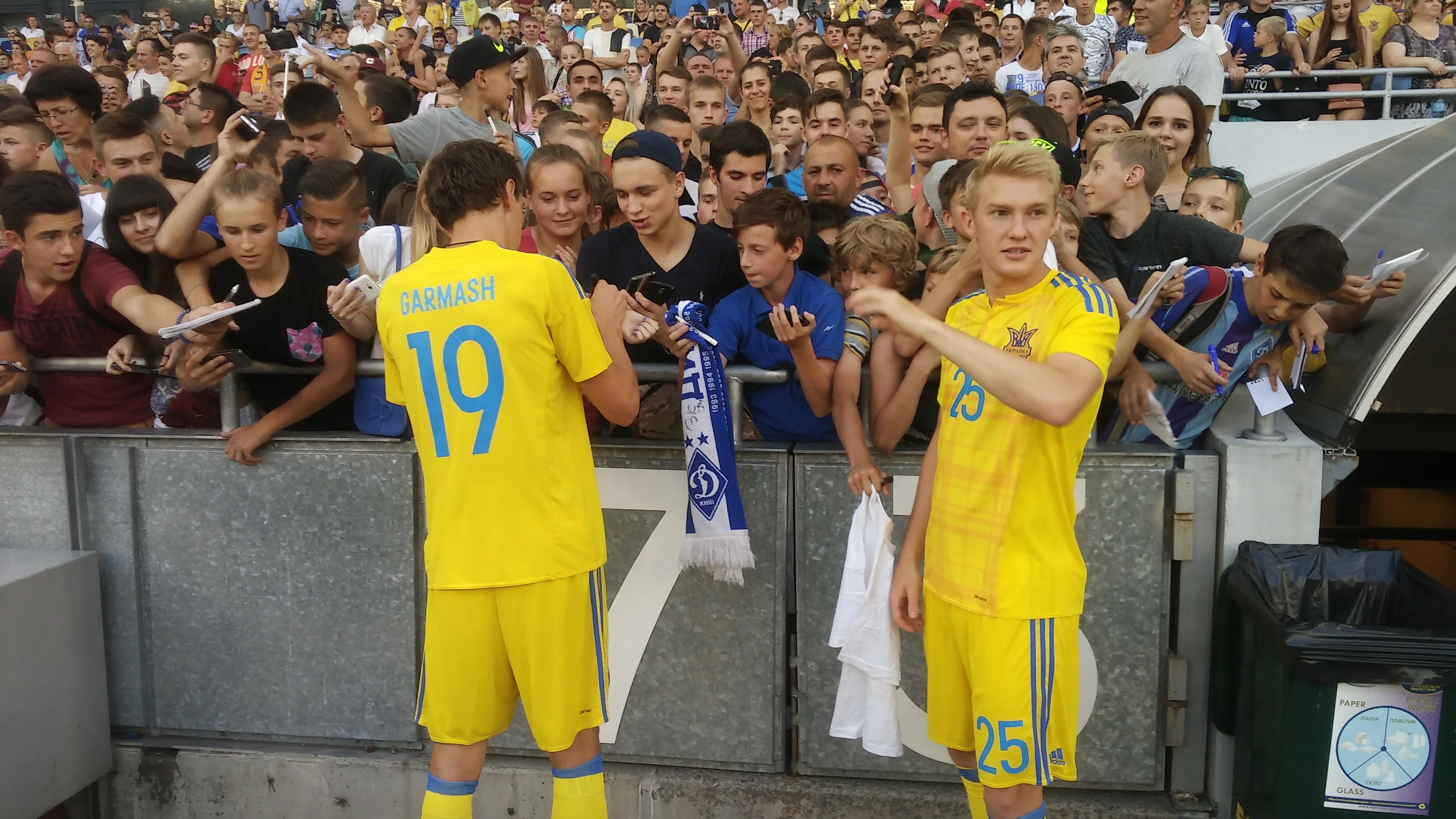 Игроки сборной Украины не отказывали болельщикам ни в фото, ни в автографах / Фото: Футбол 24