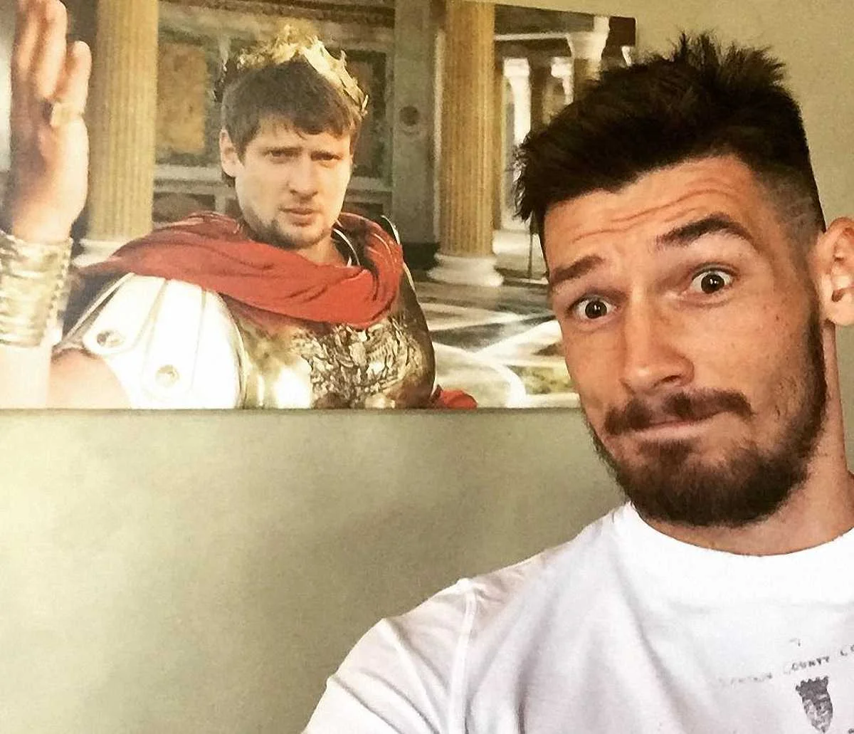 Денис Бойко возле легендарной картины Селезнёва