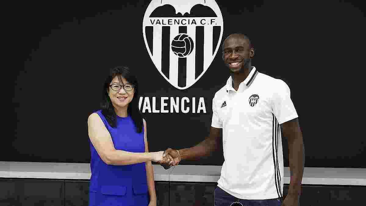 Официально: "Валенсия" арендовала защитника "Ман Сити"