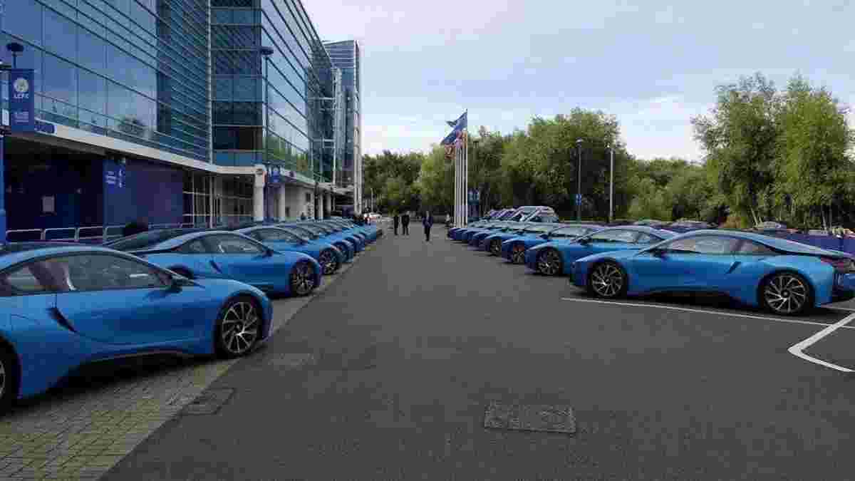 Зірки "Лестера" віддали свої сині подарункові BMW на перефарбування Хервуду, адже не могли визначити, де чиє авто