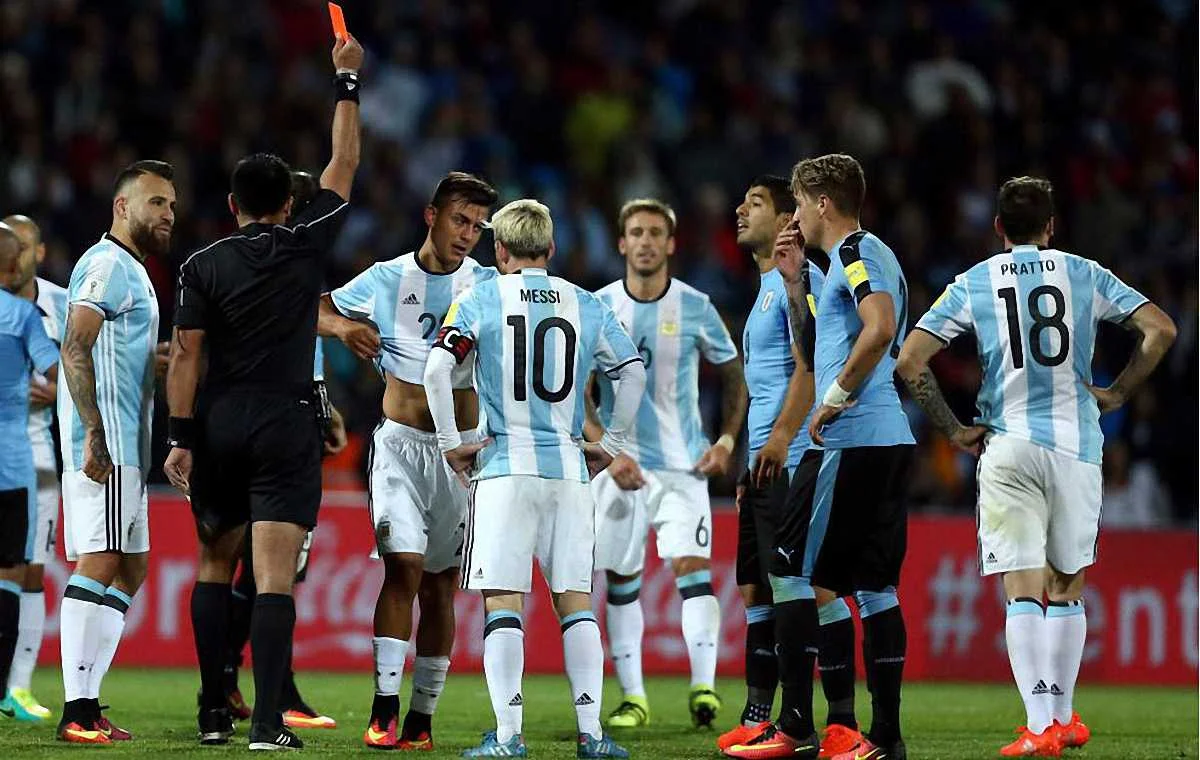 Дибала получил красную карточку / Getty Images