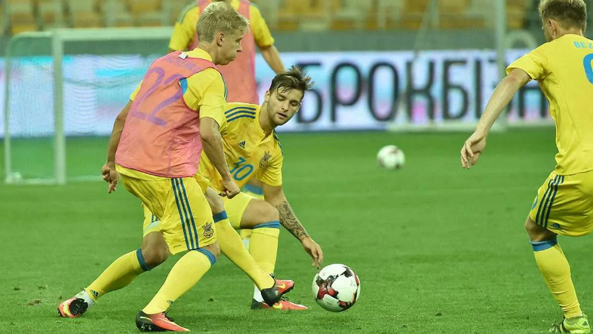 Александр Зинченко с мячом / фото ФФУ