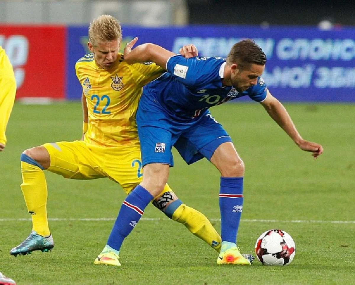 Александр Зинченко в матче с Исландией / Getty Images