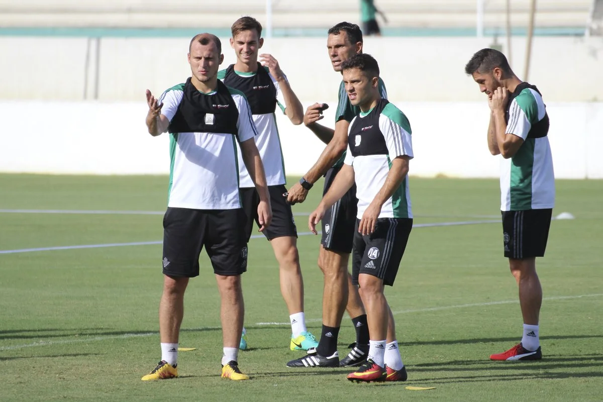 Роман Зозуля готовится с партнерами / фото ФК "Бетис"