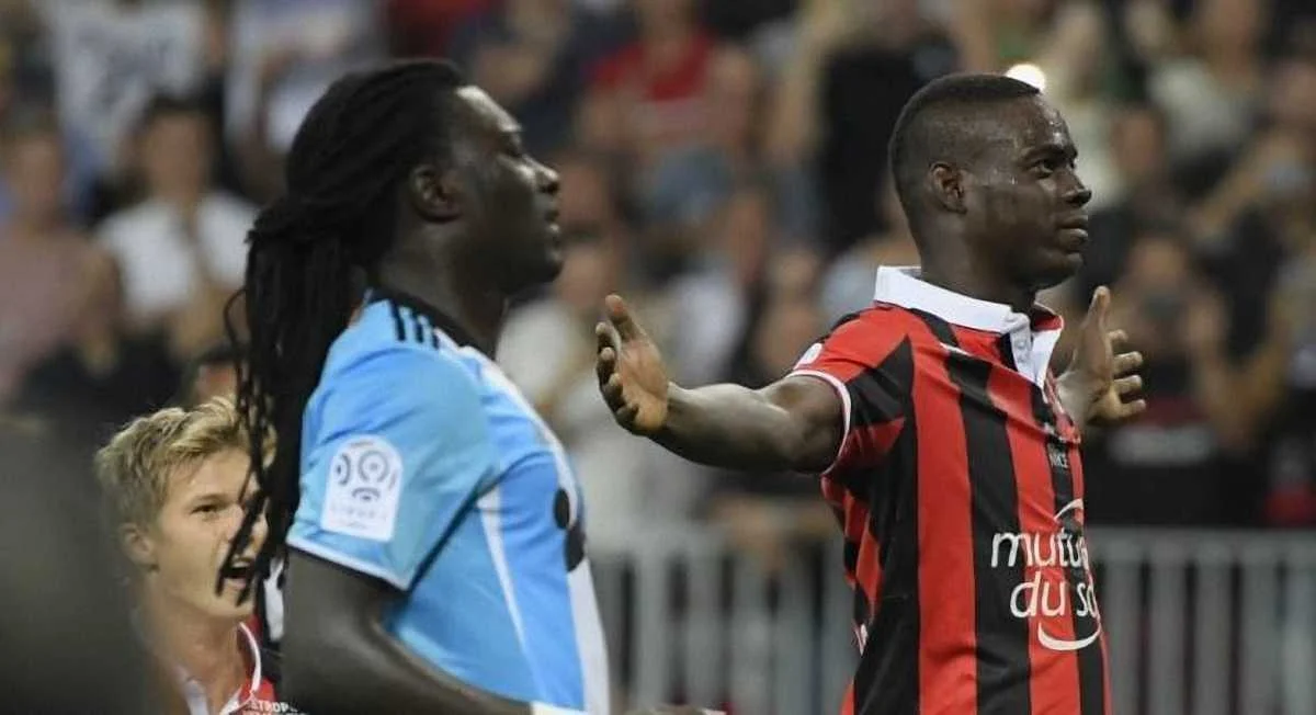 Балотелли празднует гол, Гомис в отчаянии