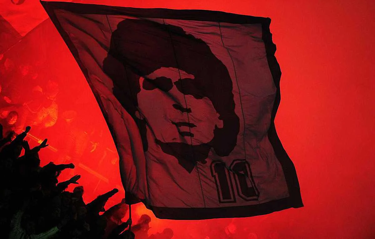 Диего Марадона в сердцах и на боевых полотнищах