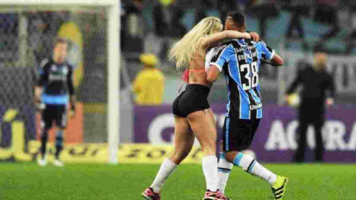 Як претендентка на титул "Міс Бум-Бум" вибігла на поле під час матчу чемпіонату Бразилії