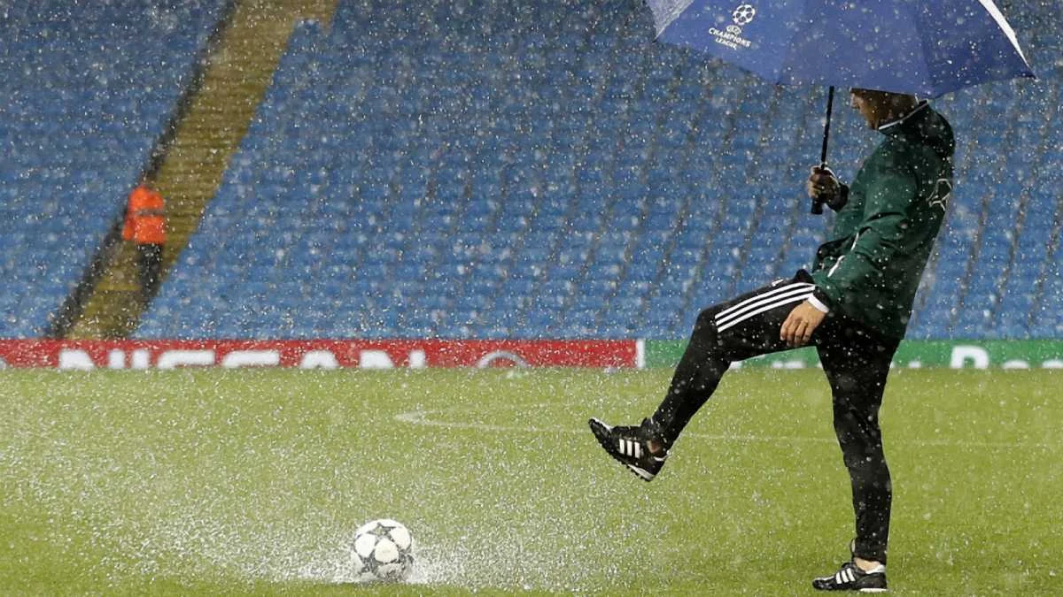 Дощ залив газон стадіону "Ман Сіті"