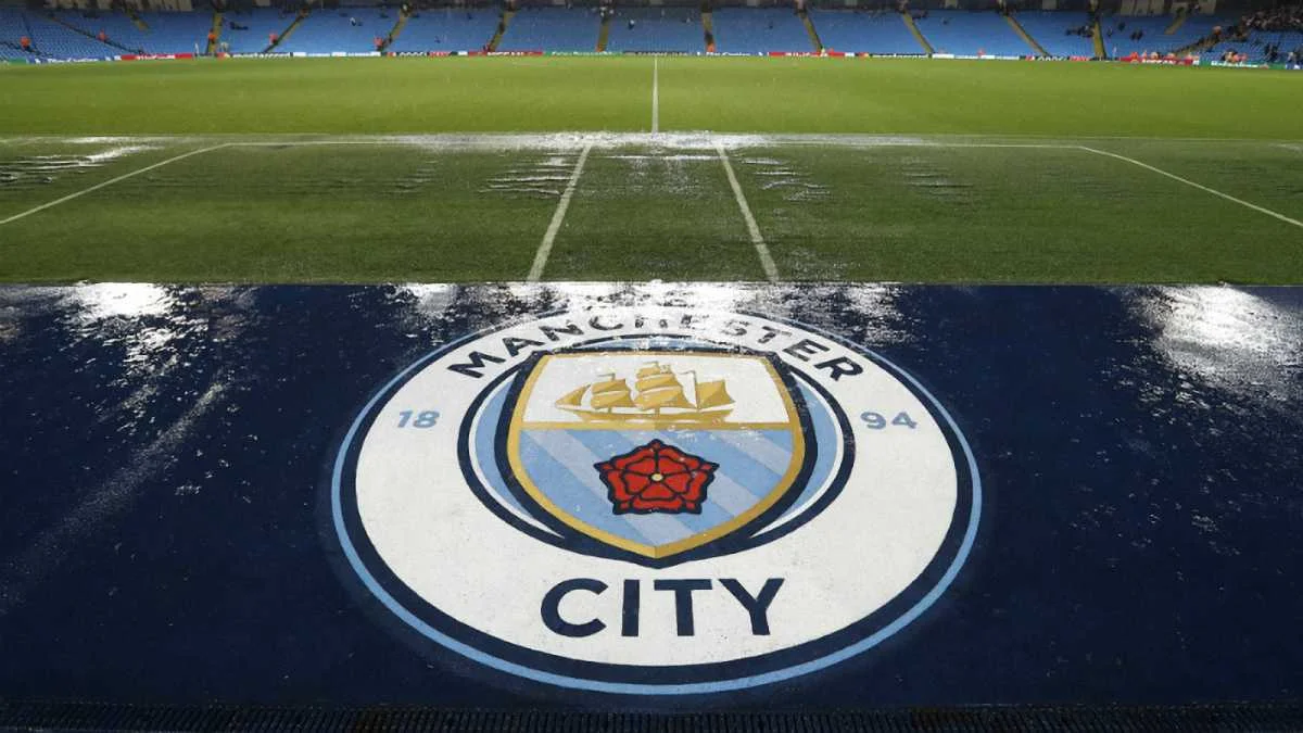 Газон стадиона "Ман Сити" залит дождем